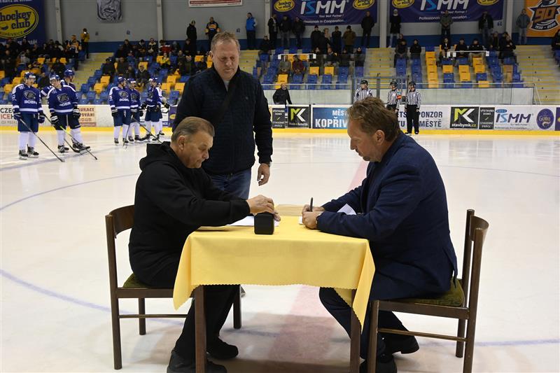 Přímo na ledě podepsali novou  smlouvu majitel ISMM Group Miloslav Cváček (vpravo) a prezident HC Kopřivnice Miroslav Kubátko, v pozadí manažer klubu Jaroslav Hrubý. FOTO: M. HAVRAN