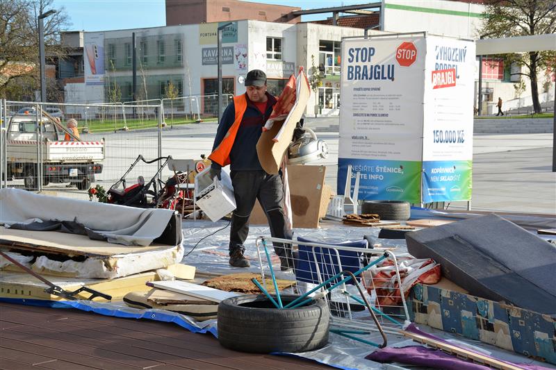 Kampaň Stop brajglu dnešním dnem končí a odpad navezený do centra města bude zlikvidován. Hlavní účel podle místostarosty Šimíčka splnila, když vyvolala diskuzi o problému černých skládek nejen na sociálních sítích. FOTO: DAVID MACHÁČEK
