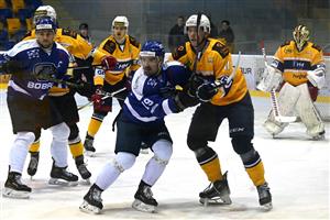 Hokejisté Kopřivnice v tomto duelu s Bobry urvali dva body za výhru v prodloužení, na snímku zprava domácí brankář Mokrý, Pindel, hostující Vávra a vzadu Hlaváč. FOTO: MAREK HAVRAN