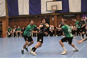 Házenkáři před největší návštěvou sezony po boji podlehli Karviné, na snímku se probíjí obranou soupeře Jan Polcar, s pěti góly nejlepší střelec Kopřivnice. FOTO: MAREK HAVRAN