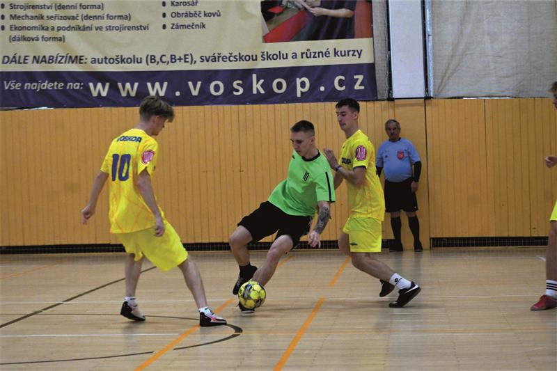 Starší chlapci VOSKOPu (světlé dresy) v regionálním kole Středoškolské futsalové ligy právě dávají jeden z gólů ve vítězném utkání s Odrami (7:0). FOTO: MAREK HAVRAN