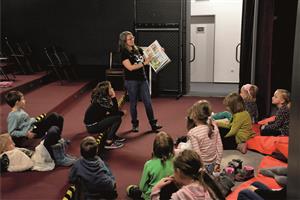 Součástí doprovodného programu komunitního jarmarku Zahrada v kulturním domě bylo minulou neděli i předčítání pro děti. FOTO: DAVID MACHÁČEK