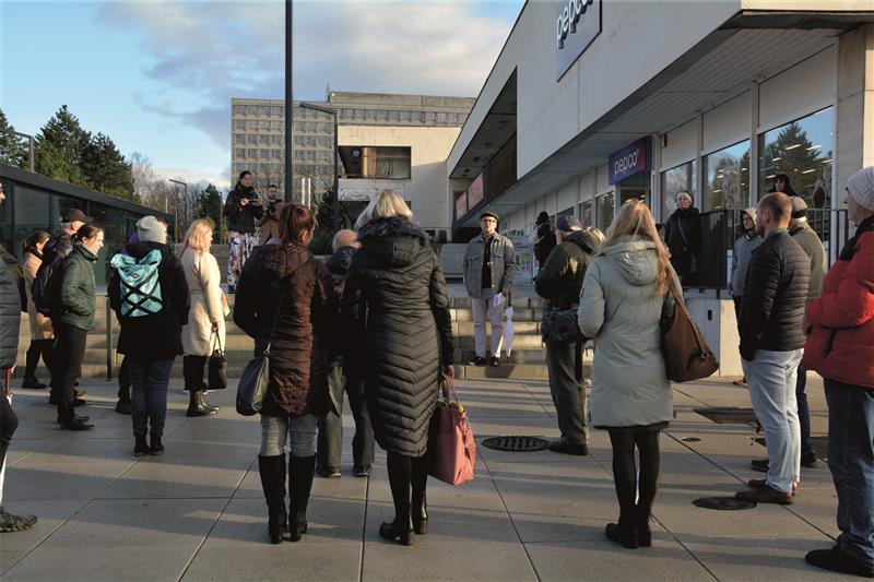 Obhajoba kritérií kategorie B místní Agendy 21 proběhla letos v nezvyklém formátu. Místo obvyklé prezentace čekala na hodnotitele hodinová procházka zrekonstruovaným centrem města s příslušným výkladem. FOTO: DANA HOĎÁKOVÁ
