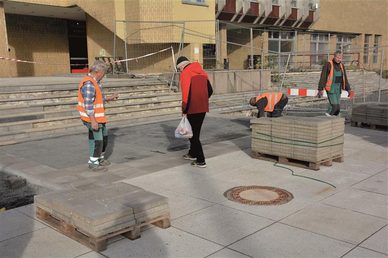 Minulý týden byla provizorně zprovozněna část schodiště ke kulturnímu domu. Pokud zastupitelé vyhradí potřebnou částku, v příštím roce se dočká kompletní přestavby.  FOTO: D. MACHÁČEK