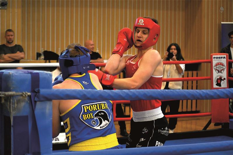 Jedním ze čtyř zástupců Boxing clubu Kopřivnice byl Vítězslav Klesla (vpravo), jenž svůj zápas s Martinem Balharem vyhrál na body.  FOTO: MAREK HAVRAN
