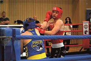 Jedním ze čtyř zástupců Boxing clubu Kopřivnice byl Vítězslav Klesla (vpravo), jenž svůj zápas s Martinem Balharem vyhrál na body.  FOTO: MAREK HAVRAN