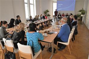 V minulém týdnu se v Ringhofferově vile sešli představitelé okolních měst a obcí, aby se seznámili s novinkami v sociální oblasti. FOTO: DAVID MACHÁČEK