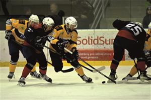 Druhé derby sezony v 17. kole základní části vyhráli hostující Ďáblové. Na snímku z derby je uprostřed s pukem Dominik Suchý, autor jedné z branek Kopřivnice. FOTO: MAREK HAVRAN