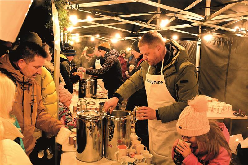 Zahájení adventu si Kopřivničané mohli minulou neděli zpříjemnit nejen připraveným programem a rozsvícením vánočních stromů, ale také starostovým punčem. Do centra a parku jich přišly tisíce. FOTO: KATEŘINA PETRÁŠOVÁ