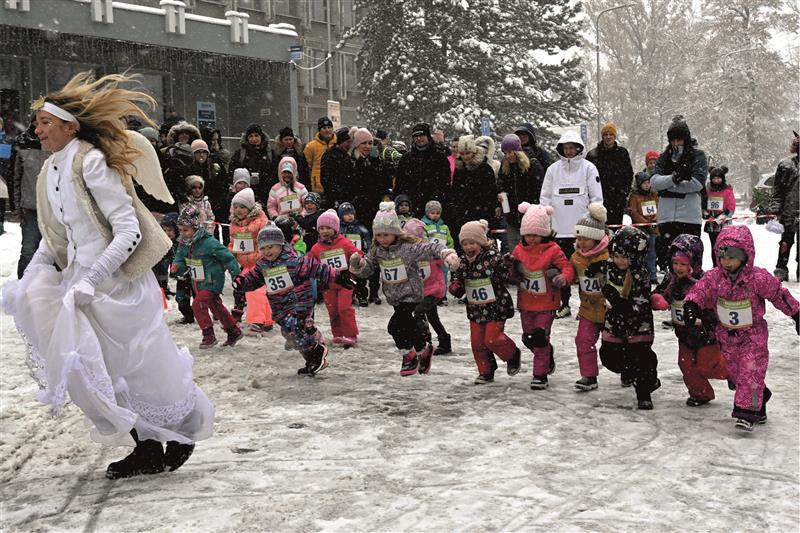 S dětmi na krásně zimním zasněženém Mikulášském běhu střídavě běhali čert nebo jako v tomto případě anděl. FOTO: MAREK HAVRAN