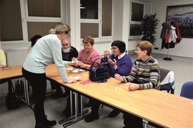 V rámci přednášky s názvem Výživa v seniorském věku měli její účastníci vyzkoušet i nápoje, které mají dodat tělu potřebné minerály. FOTO: PAVLA ŽÁČKOVÁ