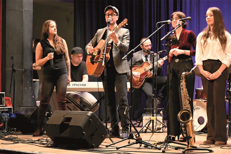 Na benefičním koncertu bratrů Galiových a jejich přátel minulou neděli zazněla autorská vánoční píseň Hvězda. Martin Galia ji zazpíval společně s Lenkou Szabó Hrůzovou, Lídou Raškovou a Pavlou Honešovou. FOTO: DAVID MACHÁČEK