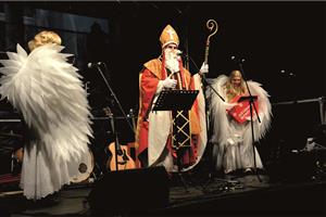 Mikulášské oslavy v Kopřivnici se odehrály na dvou místech. Nejdříve čekalo na příchozí představení v centru města a následně se program přesunul do sadu E. Beneše. FOTO: DAVID MACHÁČEK