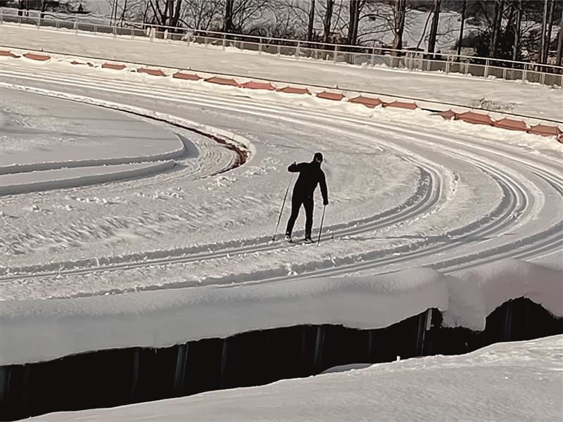 Místo plochodrážních motorek se po oválu letního stadionu v minulém týdnu proháněli milovníci běžeckého lyžování. FOTO: SpSK
