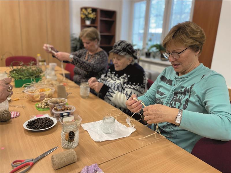 V klubu seniorů se v minulém týdnu tvořily vánoční ozdoby. Seniorky si během jejich výroby povídaly o Vánocích a poslouchaly koledy.  FOTO: PAVLA ŽÁČKOVÁ