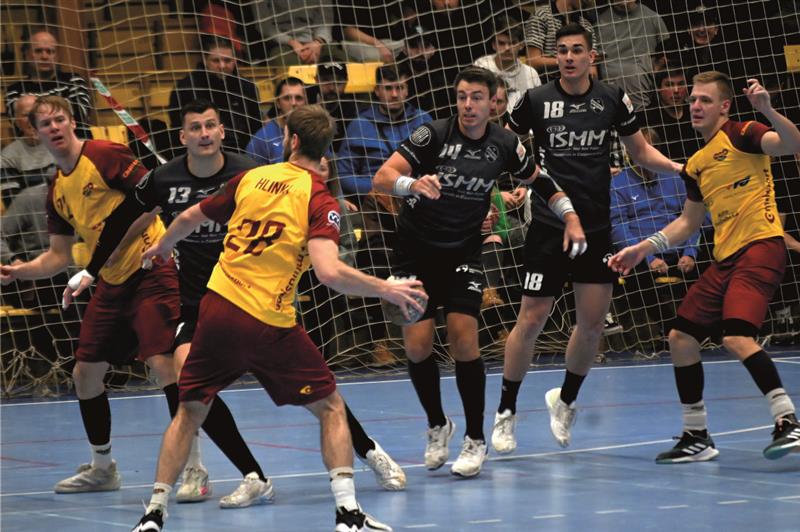 Na snímku z utkání s Duklou jsou navrátilci do sestavy (zleva) v tmavých dresech Oto Kancel a Jaromír Petřík, vpravo nejlepší střelec utkání Jan Polcar. FOTO: MAREK HAVRAN