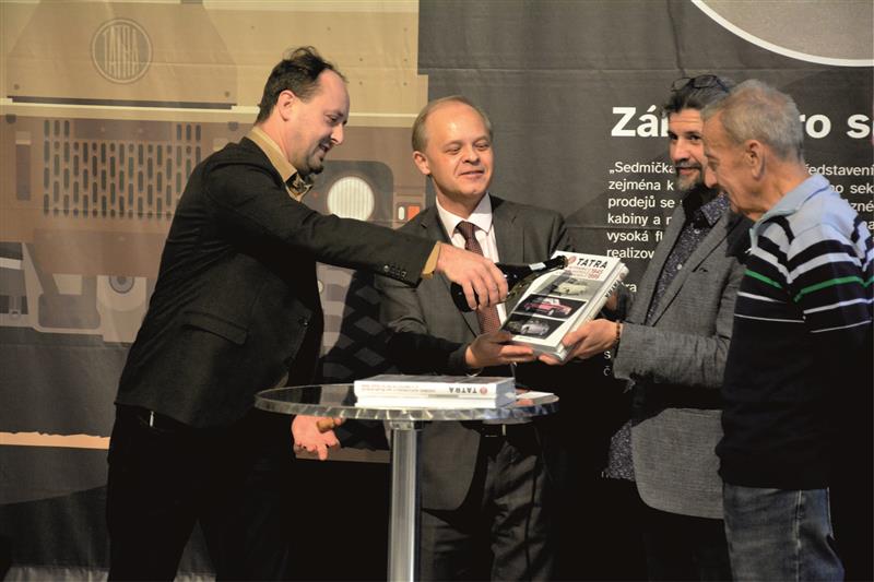 Ředitel Muzea Novojičínska křtí šampaňským knihu, kterou třímají v rukou autor Martin Kupec a ilustrátor Jan Hlavín. FOTO: DAVID MACHÁČEK