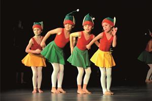 Žákyně prvního ročníku ZUŠ Zdeňka Buriana připravily společně se svou vyučující Anetou Surma Řehákovou pro vánoční koncert choreografii Skřítkové. FOTO: DAVID MACHÁČEK