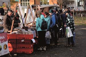 Víkendový vánoční jarmark v parku E. Beneše nabídl kromě tradičních výrobků ve stáncích také několik hudebních vystoupení. FOTO: DAVID MACHÁČEK