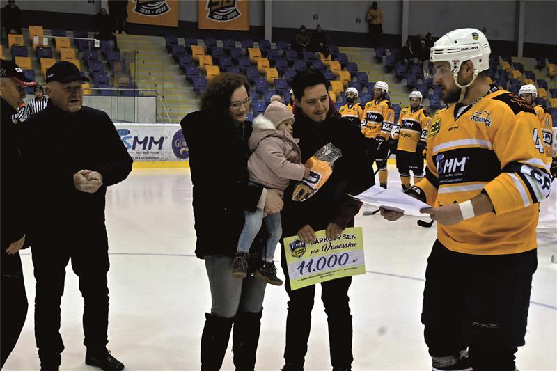 Zápasu s Vyškovem předcházel slavnostní okamžik, přímo na ledové ploše předávali zástupci klubu výtěžek z dražby dresů dvěma dívenkám – Vanessce a Káje. FOTO: MAREK HAVRAN