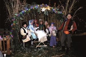 Součástí vánočního koncertu pořádaného minulou sobotu v Mniší byl i živý betlém. Akci, na které zahrála dechová hudba Javořinka, společně pořádali tamní dobrovolní hasiči a Osvětová beseda Mniší. FOTO: JIŘÍ KABUĎA