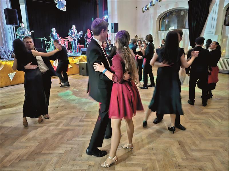 Plesovou sezonu zahájil už minulý pátek Skautský ples v Katolickém domě. Kompletní přehled plesové sezony na straně 2. FOTO: D. MACHÁČEK