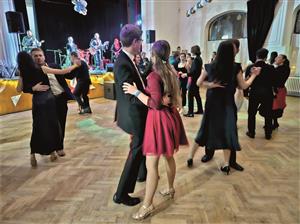 Plesovou sezonu zahájil už minulý pátek Skautský ples v Katolickém domě. Kompletní přehled plesové sezony na straně 2. FOTO: D. MACHÁČEK