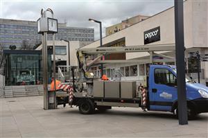 Renovované hodiny z designerské dílny Jiřího Španihela byly minulý týden instalovány na novém místě v centru města. FOTO: DAVID MACHÁČEK