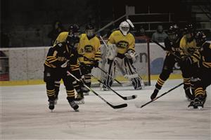 Kopřivničtí deváťáci (světlejší dresy) v posledním utkání starého roku před zaplněnou halou porazili kanadské vrstevníky 8:6. FOTO: MAREK HAVRAN