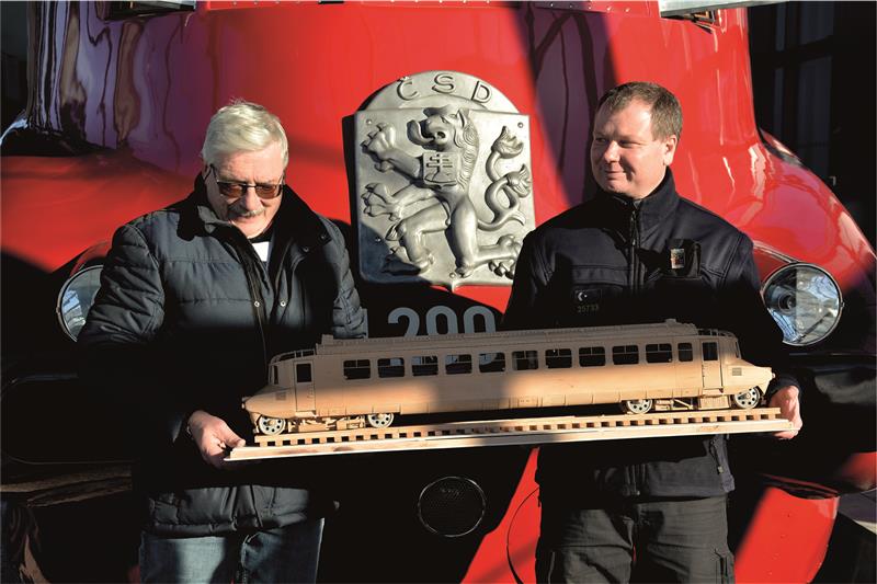 Zástupci vězeňské služby předali v minulém týdnu přímo v depozitáři Slovenské strely pracovníkům Technického muzea detailní dřevěný model historického železničního vozu, který vytvořil odsouzený ve výkonu trestu. FOTO: DAVID MACHÁČEK