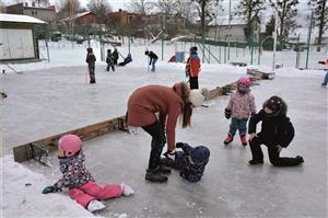 Na improvizovaném kluzišti v Mniší bylo o minulém víkendu živo. Bruslení si lidé užívali i na zamrzlé Větřkovické přehradě. FOTO: D. MACHÁČEK