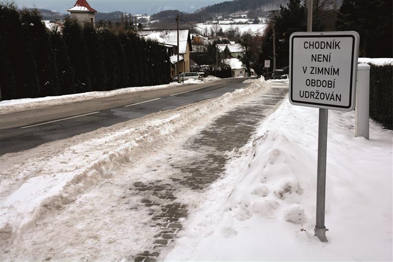 Dokončený chodník podél hlavní komunikace v Mniší už slouží svému účelu, byť v zimě patří mezi ty, které nejsou udržovány. FOTO: DAVID MACHÁČEK