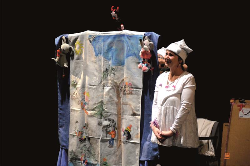 Valašskomeziříčské Divadlo Leonka uvedlo v rámci pravidelných nedělních divadelních dopolední pro děti své autorské představení Dva sněhuláci. FOTO: DAVID MACHÁČEK