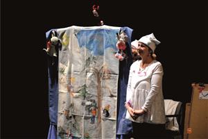 Valašskomeziříčské Divadlo Leonka uvedlo v rámci pravidelných nedělních divadelních dopolední pro děti své autorské představení Dva sněhuláci. FOTO: DAVID MACHÁČEK