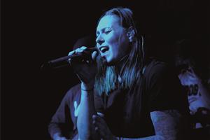 Součástí sobotního programu v baru Fejkovna bylo i vystoupení brněnské posthardcoreové kapely Eponine. FOTO: DAVID MACHÁČEK