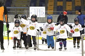 Děti se po aktivitách mimo ledovou plochu přesunuly na kluziště a pořádně si tam všechno kolem bruslení a hokeje vyzkoušely. FOTO: MAREK HAVRAN