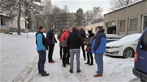Vedení radnice si v doprovodu zástupců kraje a zdejší střední školy prohlédlo objekt internátu, který hejtmanství nabízí městu k dalšímu využití. FOTO: DAVID MACHÁČEK