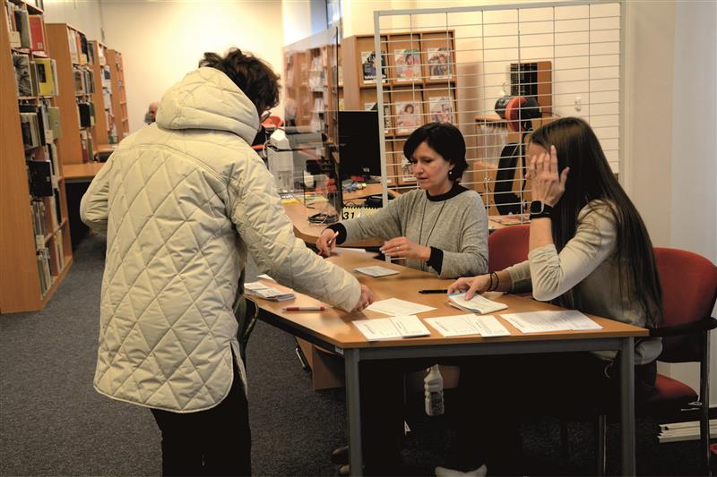 V pondělí probíhaly v čítárně městské knihovny zápisy do letního semestru Akademie třetího věku. Největší zájem byl o virtuální kurz. FOTO: DANA HOĎÁKOVÁ