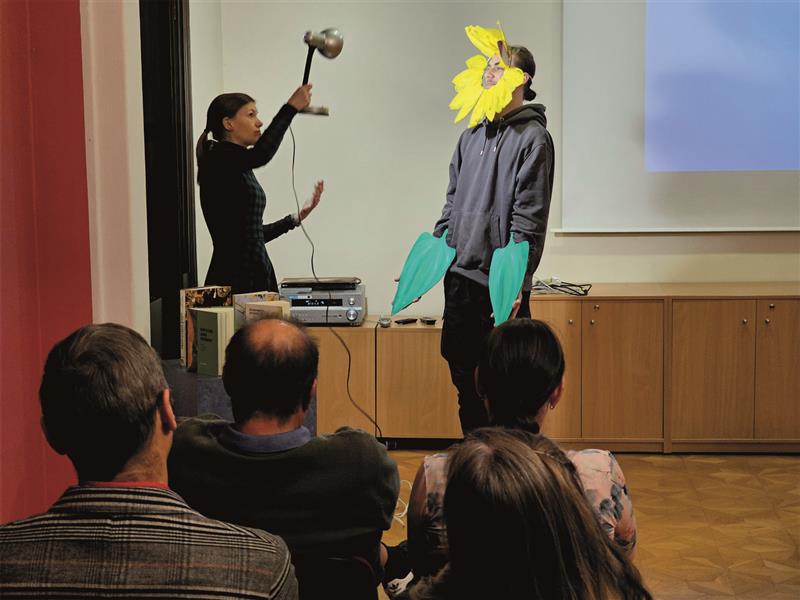 Součástí přednášky o Tajemství rostlinného světa v podání bioložky Jany Koller byla i scénka ilustrující reakce rostlin na podněty z okolního prostředí. FOTO: DAVID MACHÁČEK