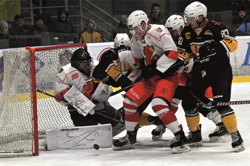 Dramatická situace před brankářem hostujícího Žďáru nad Sázavou Martinem Sejpalem, vpravo v tmavém dresu střelec vítězného gólu Kopřivnice Ondřej Sluštík. FOTO: MAREK HAVRAN