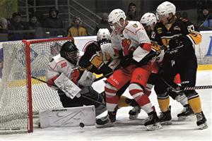 Dramatická situace před brankářem hostujícího Žďáru nad Sázavou Martinem Sejpalem, vpravo v tmavém dresu střelec vítězného gólu Kopřivnice Ondřej Sluštík. FOTO: MAREK HAVRAN