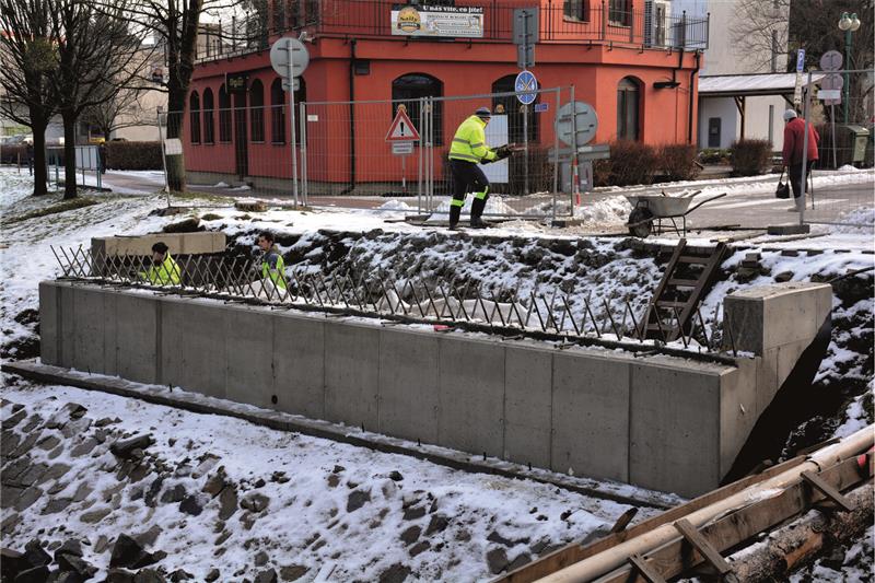 V minulém týdnu byly díky oblevě obnoveny práce na stavbě nového mostu přes Kopřivničku na ulici Kpt. Jaroše. FOTO: DAVID MACHÁČEK