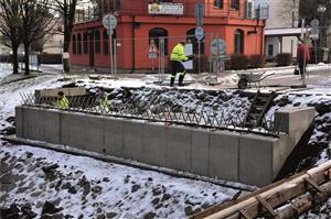 V minulém týdnu byly díky oblevě obnoveny práce na stavbě nového mostu přes Kopřivničku na ulici Kpt. Jaroše. FOTO: DAVID MACHÁČEK