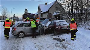 Vloni 4. prosince zasahovali hasiči u dopravní nehody na ulici Štramberské. V průběhu druhého pololetí vyjížděla jednotka k sedmi bouračkám. FOTO: JSDH KOŘIVNICE