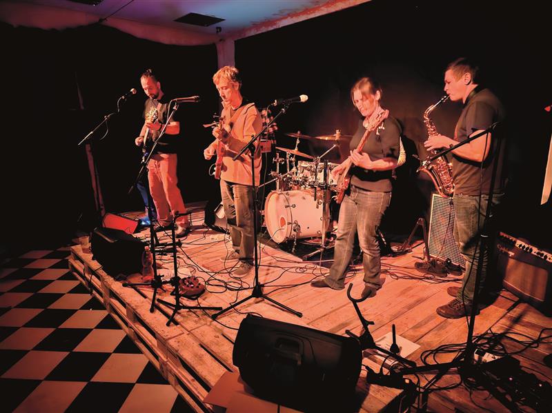 Domácí kapela ZAhRADKAři zahrála minulou sobotu na půdě Dex Klubu společně s frýdecko-místeckými Downbelow a Slepí Křováci. FOTO: DAVID MACHÁČEK