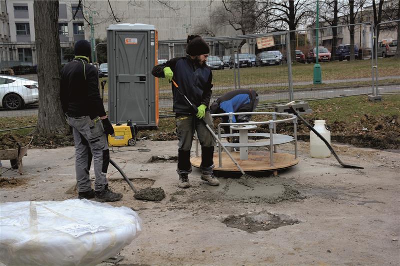 V minulém týdnu proběhla instalace nových herních prvků v parku E. Beneše. V průběhu roku se připravují další úpravy. FOTO: DAVID MACHÁČEK