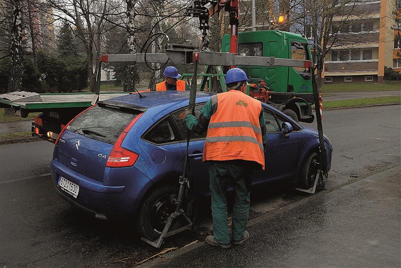 Od letošního roku si majitelé odtažených aut při čištění komunikací a parkovišť připlatí. Maximální ceny odtahů se po dvaceti letech zvyšují. ILUSTRAČNÍ FOTO: DAVID MACHÁČEK