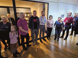 Výstavu Pět v pralese v Lašském muzeu společně otevřeli tři z pěti autorů (zleva) Petr Socha, Dalibor Kvita a Pavel Dvořák. FOTO: DAVID MACHÁČEK