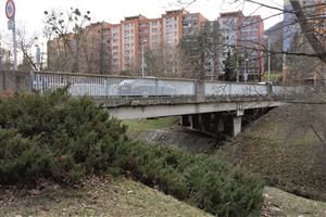 Most propojující ulice Erbenovu a I. Šustaly je ve špatném technickém stavu. V letošním roce jej čeká demolice a místo něj má na místě do podzimu vyrůst zcela nové přemostění Kopřivničky. FOTO: DAVID MACHÁČEK