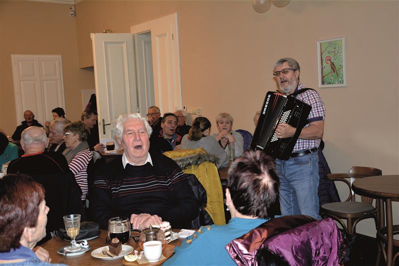 Víc než sedm desítek seniorů, kteří v minulém týdnu zavítali do Vily Machů, si zazpívalo písničky z dob svého mládí za doprovodu harmonikáře Lubomíra Piskoře. FOTO: DANA HOĎÁKOVÁ